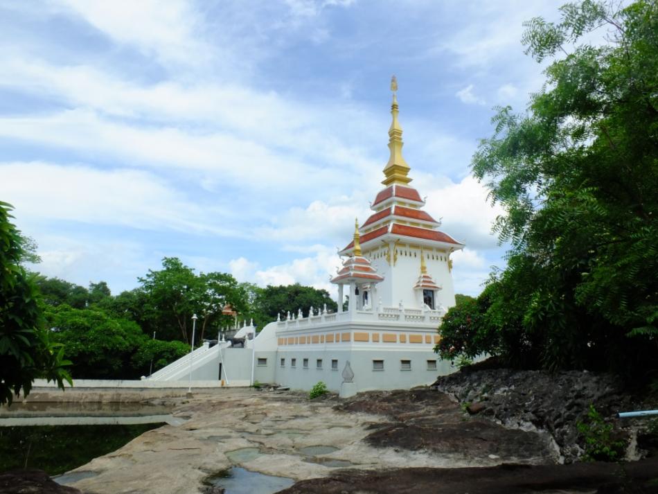 ประชาสัมพันธ์แหล่งท่องเที่ยวเชิงธรรมะวัดถ้ำขาม  ตำบลไร่ อำเภอพรรณานิคม  จังหวัดสกลนคร