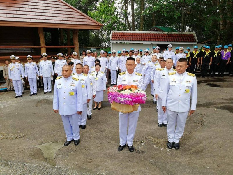 วางพวงดอกไม้พระราชทาน