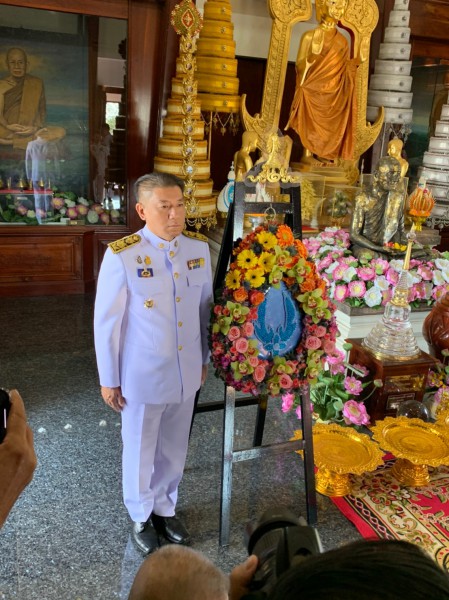 อัญเชิญพวงดอกไม้พระราชทานในสมเด็จพระนางเจ้าสิริกิติ์ พระบรมราชินีนาถ พระบรมราชชนนีพันปีหลวง ไปถวายเป็นพุทธบูชา พระราชนิโรธรังสี คัมภีร์ปัญญาวิศิษฏ์ (หลวงปู่เทสก์ เทสรังสี) ณ วัดถ้ำขาม