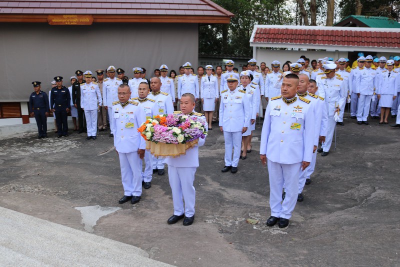อัญเชิญพวงดอกไม้พระราชทานในสมเด็จพระนางเจ้าสิริกิติ์ พระบรมราชินีนาถ พระบรมราชชนนีพันปีหลวง ไปถวายเป็นพุทธบูชา พระราชนิโรธรังสี คัมภีร์ปัญญาวิศิษฏ์ (หลวงปู่เทสก์ เทสรังสี) ณ วัดถ้ำขาม