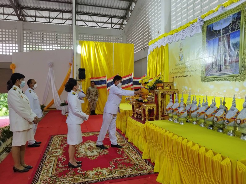 กิจกรรมเฉลิมพระเกียรติพระบาทสมเด็จพระเจ้าอยู่หัว เนื่องในโอกาสวันเฉลิมพระชนมพรรษา พิธีถวายพระราชสักการะและวางพานพุ่ม และพิธีจุดเทียนถวายพระพรชัยมงคล ณ หอประชุมอำเภอพรรณานิคม อำเภอพรรณานิคม จังหวัดสกลนคร