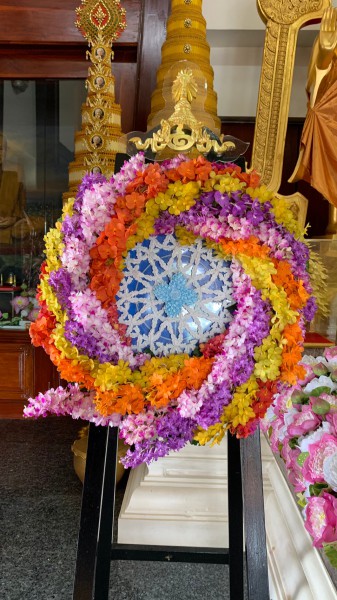 อัญเชิญพวงดอกไม้พระราชทานในสมเด็จพระนางเจ้าสิริกิติ์ พระบรมราชินีนาถ พระบรมราชชนนีพันปีหลวง ไปถวายเป็นพุทธบูชา พระราชนิโรธรังสี คัมภีร์ปัญญาวิศิษฏ์ (หลวงปู่เทสก์ เทสรังสี) ณ วัดถ้ำขาม (3)